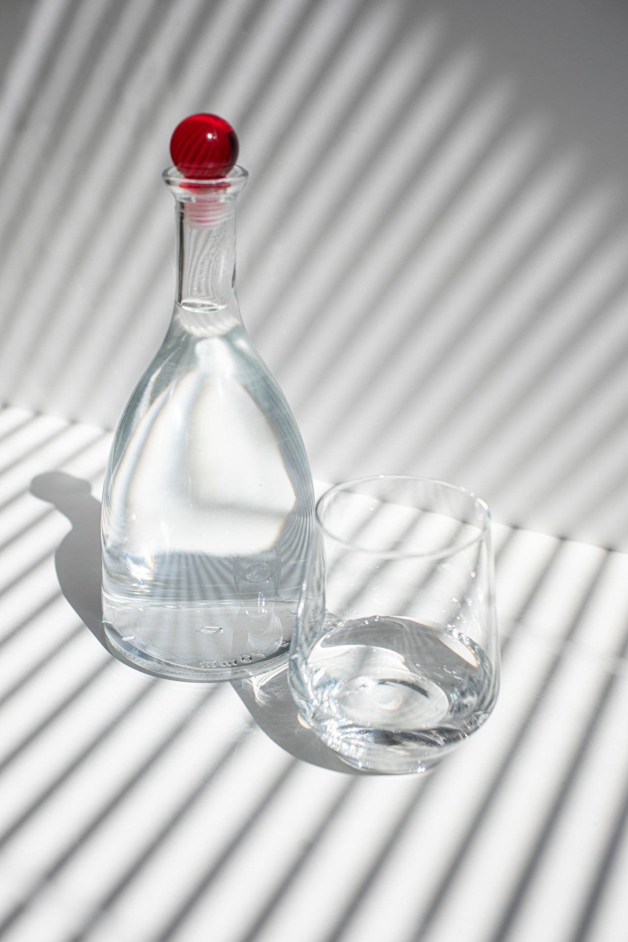Water uit een karaf