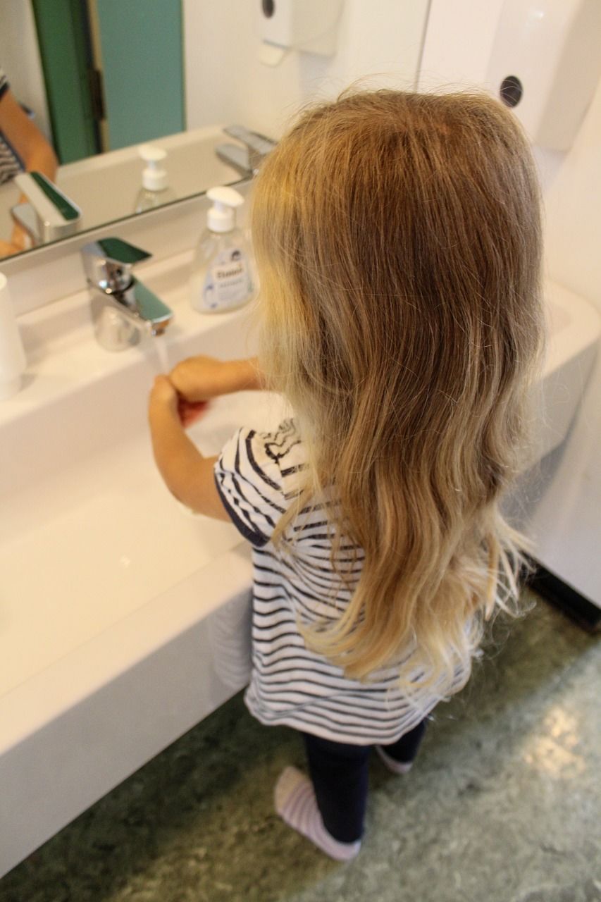 Droge kinderhanden door wassen handen
